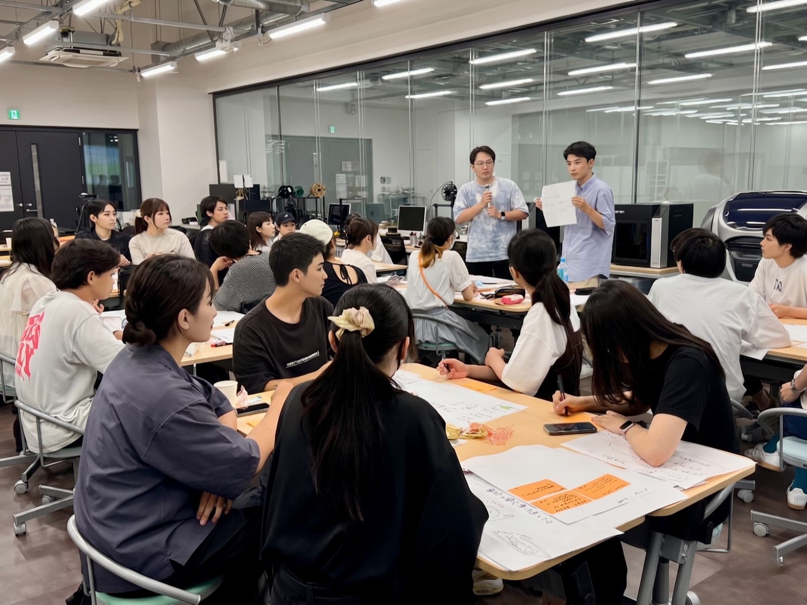 大学の講義室で議論する学生たち